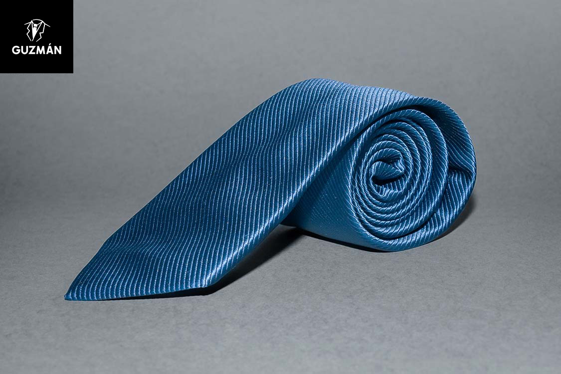 Corbata azul marino.jpg